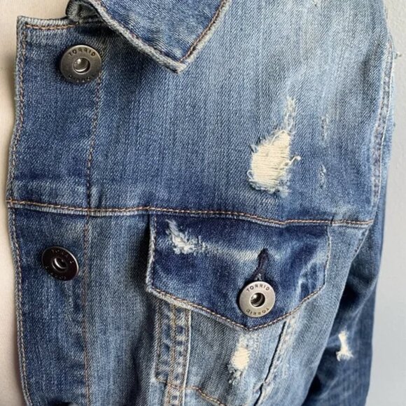 Torrid very distressed denim jean jacket size 2 - Picture 2 of 5